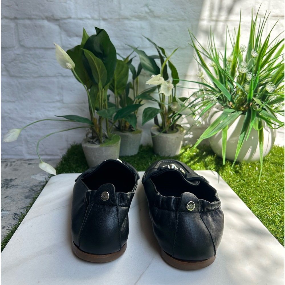 Moccasin with piercing
Midnight SHERYL MOC | AGL
S445.00 size 7.5 - Picture 7 of 16